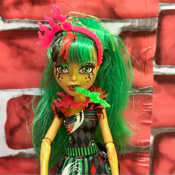 Monster High FREAK DU CHIC Jinafire doll - Picture 5 of 14